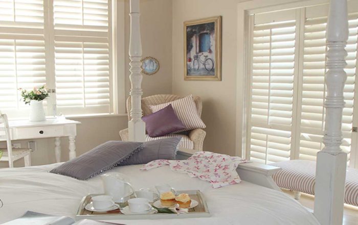 Decowood-shutters-bedroom-magazine